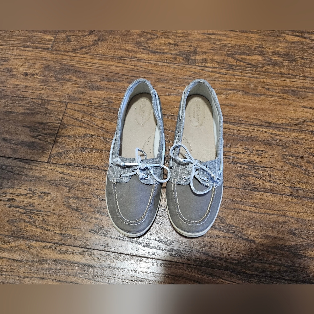 WOMANS SPERRYS, WORN ONCE.